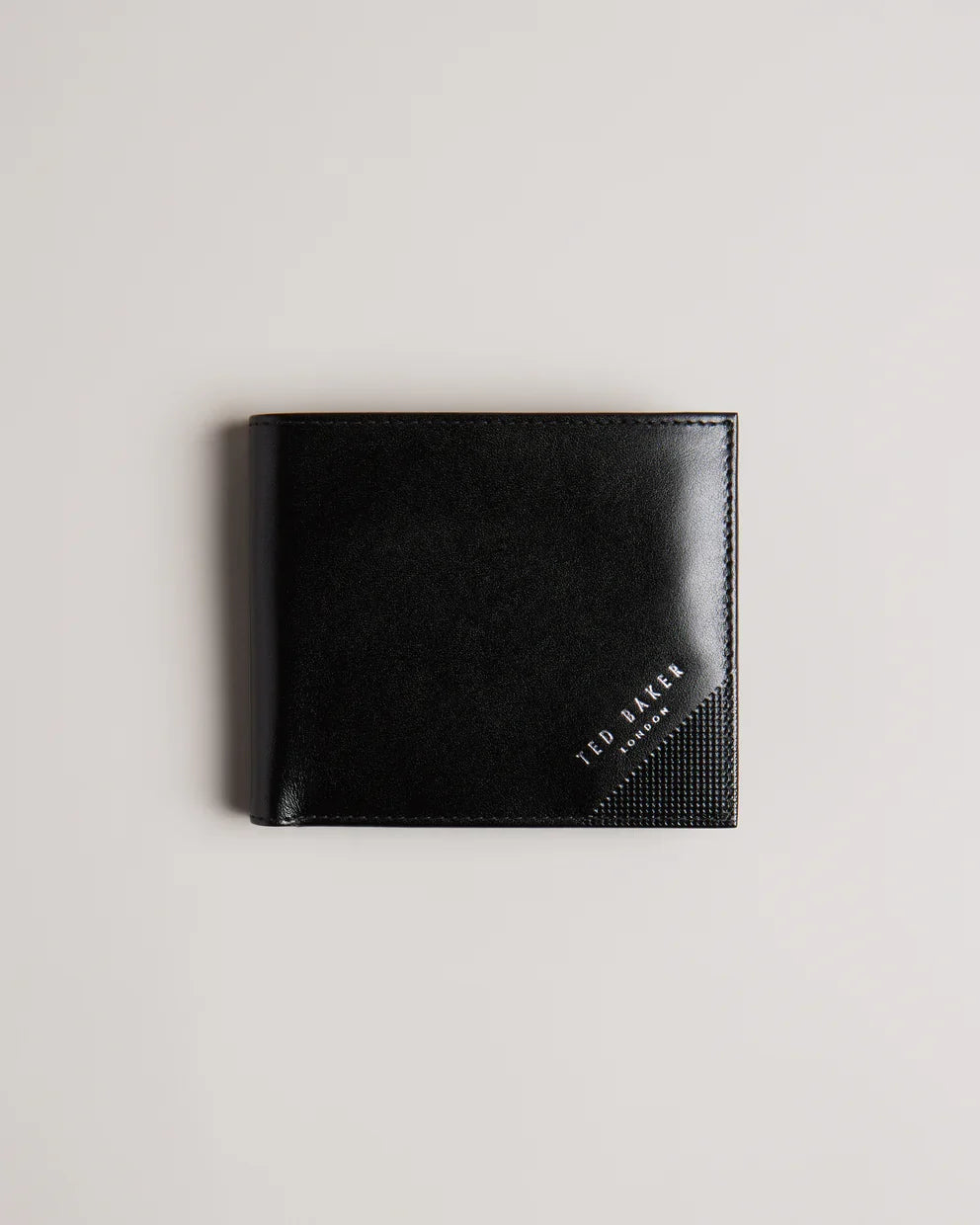 PRUGS: Embossed Corner Leather Bifold Coin Wall