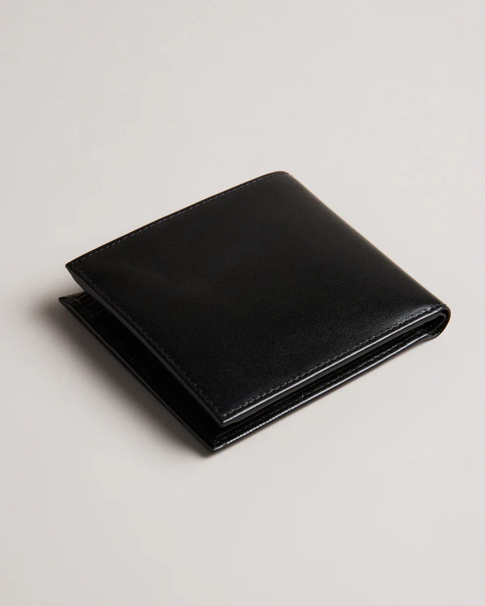 PRUGS: Embossed Corner Leather Bifold Coin Wall
